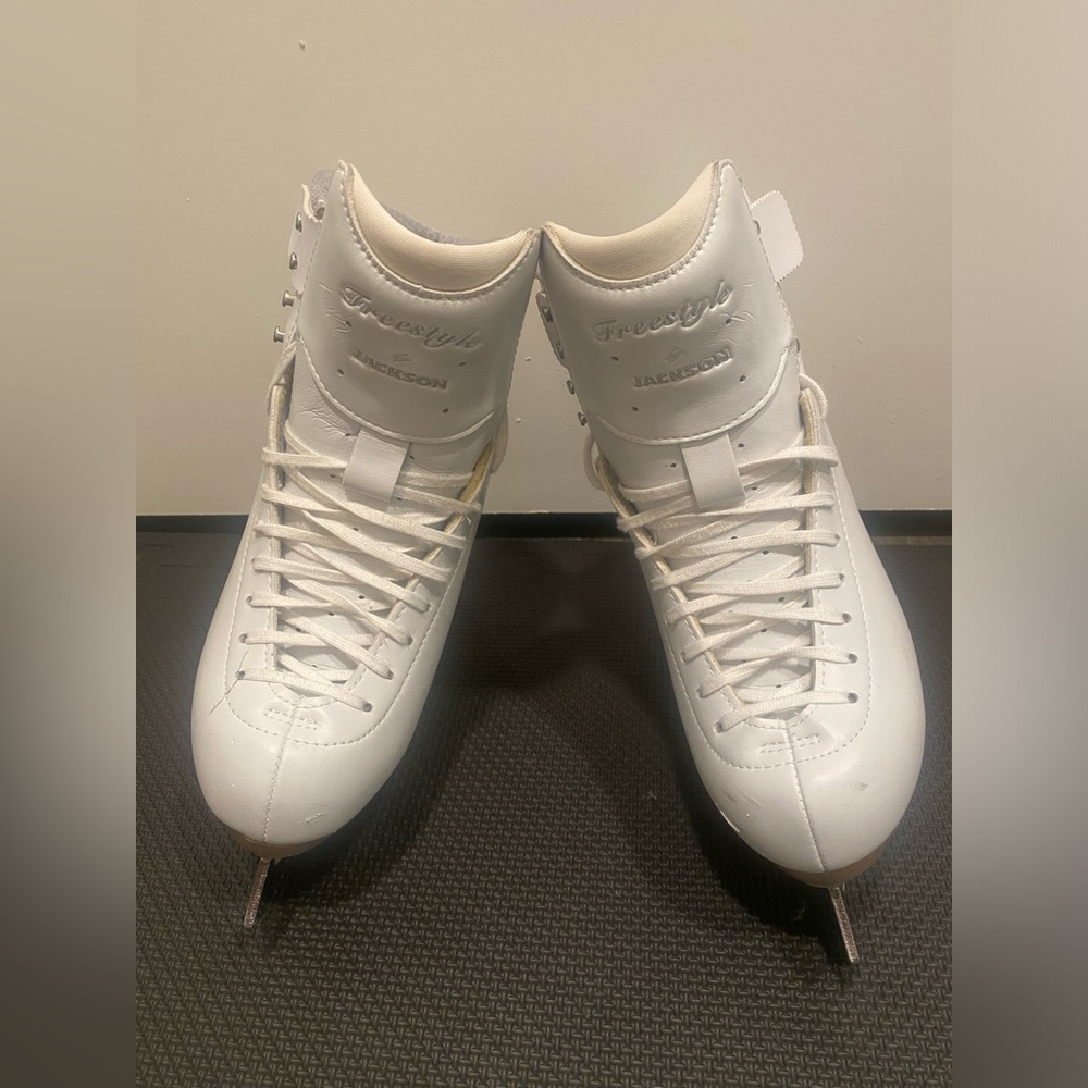 Jackson Freestyle figure skates size 6W